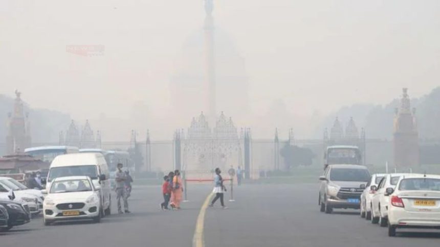 बीते कई दिनों से दिल्ली का AQI बेहद खराब श्रेणी में बना हुआ था लेकिन आज साल...