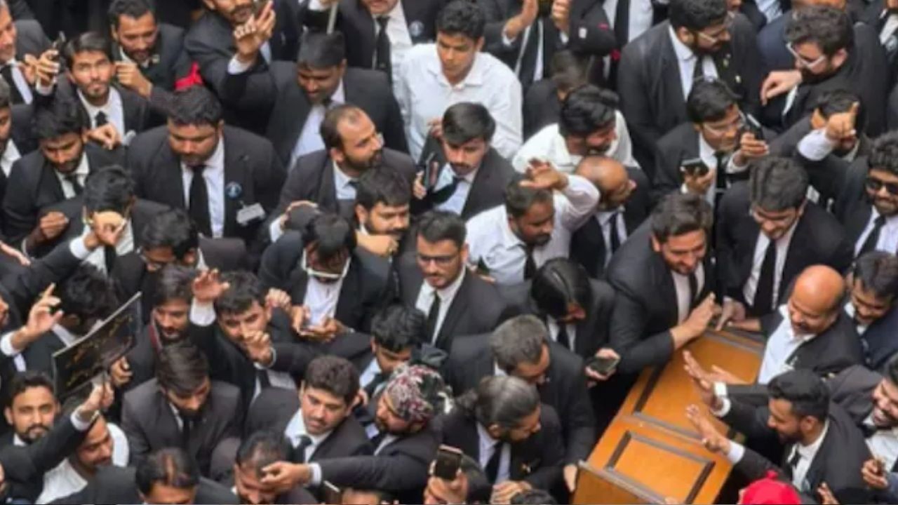 पाकिस्तान में आसिम मुनीर के खिलाफ भड़का न्याय तंत्र, वकीलों ने पुलिसवालों की वर्दी फाड़ी, पूरे देश में हो रहे...