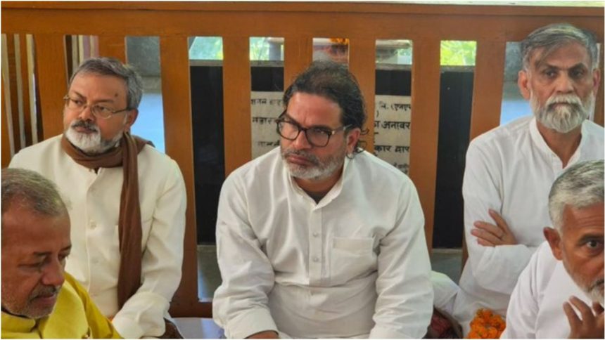 नीतीश कुमार 10वीं बार ले रहे थे CM पद की शपथ, प्रशांत किशोर जानें कहां कर रहे 'मौन आत्ममंथन'? | Assembly Elections 2025 Bhitiharwa Gandhi Ashram Prashant Kishore Nitish Kumar Narendra...