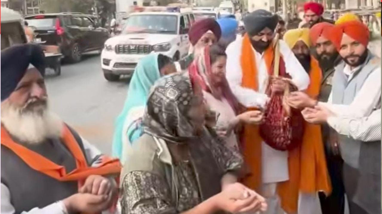 350वें शहादत दिवस पर सेवा में जुटे पंजाब सरकार के मंत्री-अफसर, लंगर बनाने और परोसने में दिखाया पूर्ण...