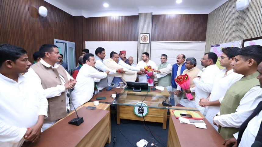 बिहार में आरजेडी की बैठक में तेजस्वी यादव ने भावुक होकर कहा कि विधायकों को...