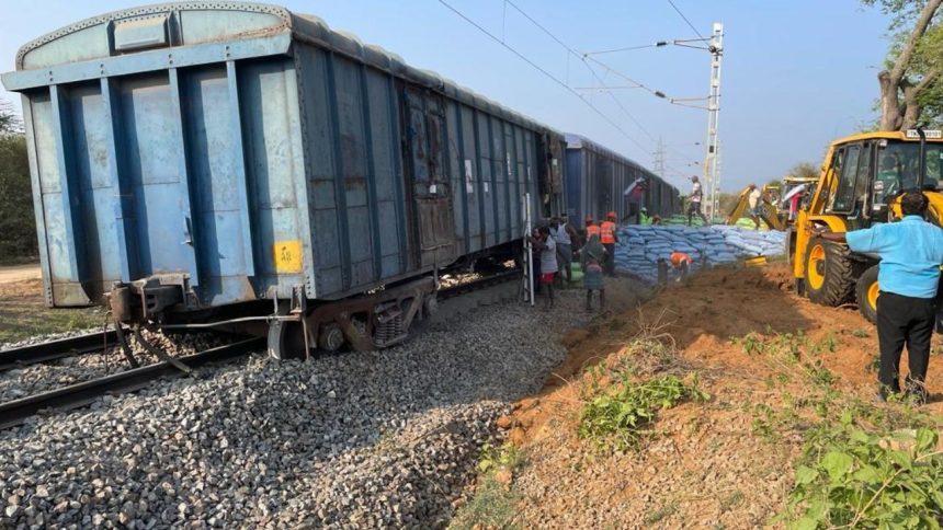 राउरकेला से रांची जा रही मालगाड़ी बुधवार सुबह कनारावां रेलवे उत्तरी...