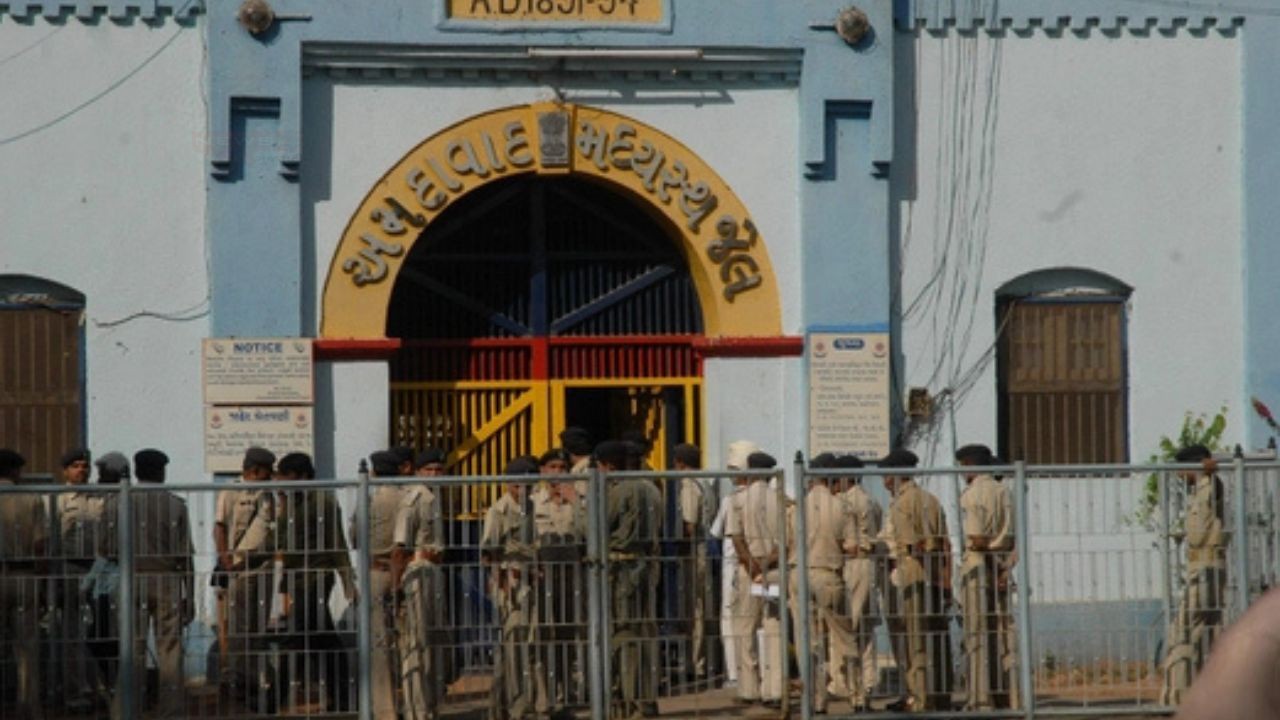 साबरमती जेल में आतंकी आरोपी अहमद सईद पर तीन कैदियों ने सुबह 7 बजे हमला कर...