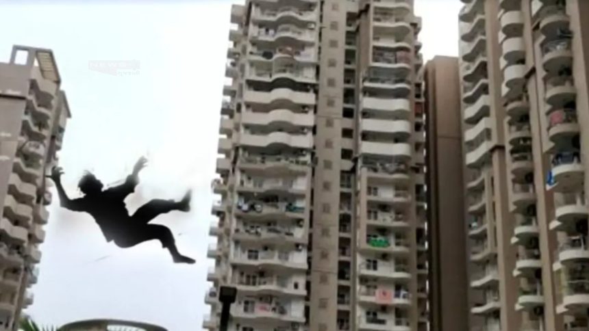 ग्रेटर नोएडा के हाईराइज सोसाइटी में 27 वर्षीय युवक ने कूदकर दी जान, मचा हड़कंप | 27-year-old man committed suicide by jumping from a high-rise building in Greater...