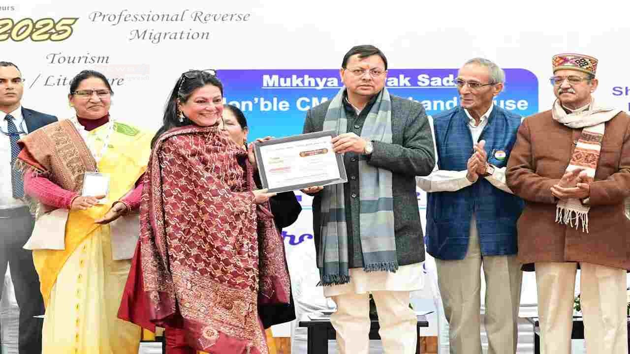 देहरादून में सीएम धामी ने कई महिलाओं को किया सम्मानित, जानिये वजह