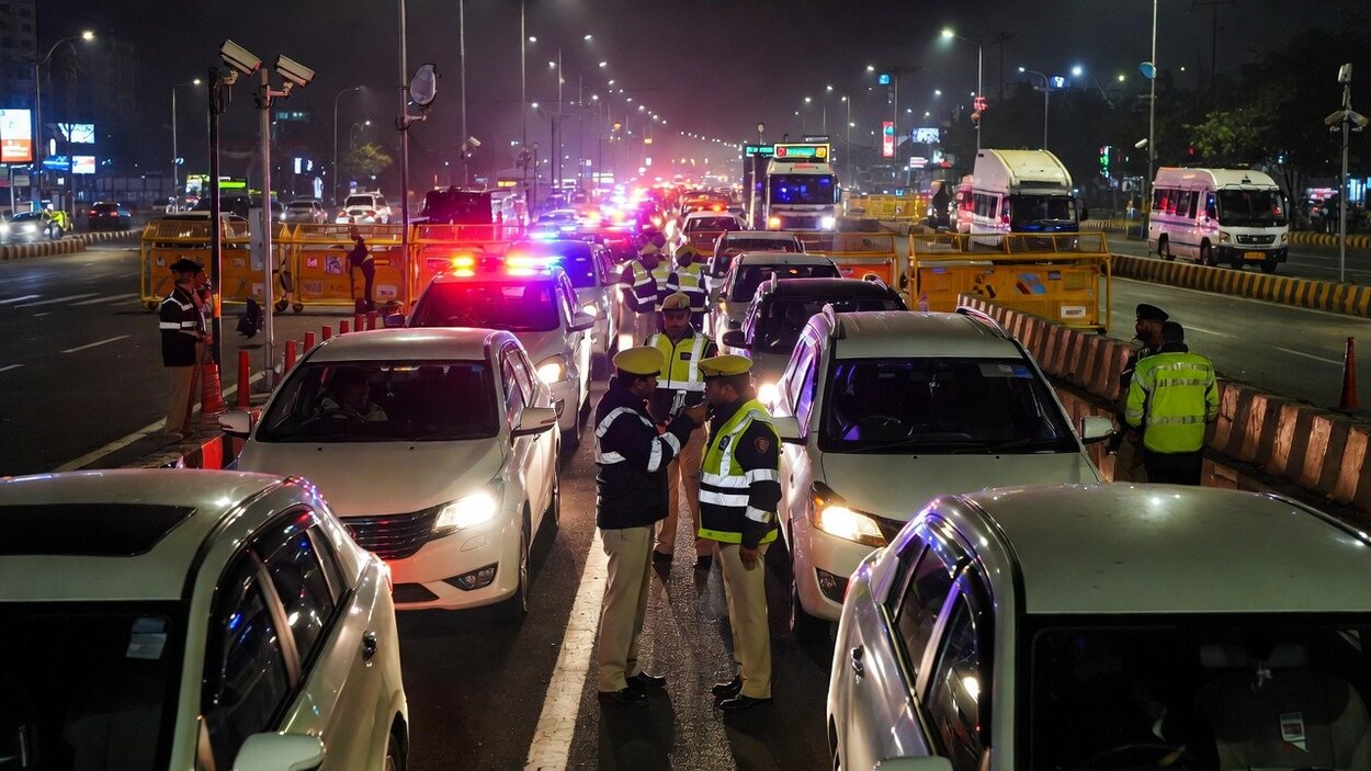 नए साल की रात दिल्ली में ट्रैफिक पुलिस का बड़ा एक्शन, नशे में ड्राइविंग के 868 चालान...