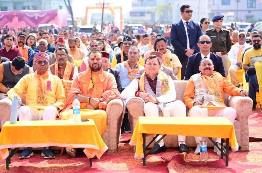 विराट हिंदू सम्मेलन में शामिल हुए CM पुष्कर सिंह धामी, हिंदू एकता और सांस्कृतिक गौरव पर दिया जोर
