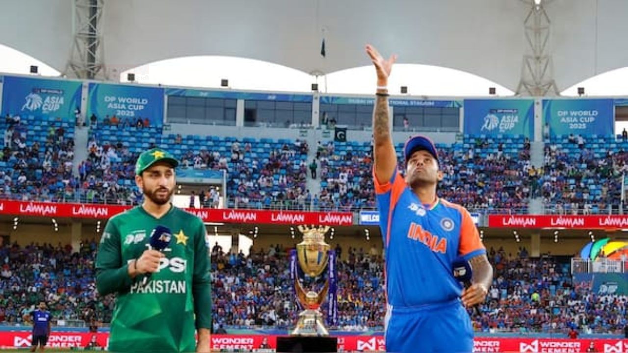 T20 World Cup: पाकिस्तान का भारत-पाक मैच पर यू टर्न, 15 फरवरी के मुकाबले को दी हरी झंडी, जानें सफाई में क्या कहा? | T20 World Cup 2026 IND vs PAK match ON Pakistan government decide Pak team will...