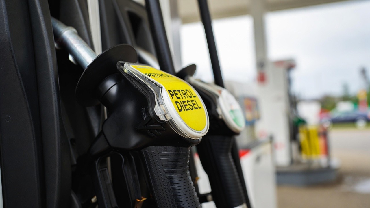 आज सोमवार को क्या हैं पेट्रोल-डीजल की कीमत? यहां जानें लेटेस्ट रेट | petrol diesel price today 23 February 2026 Monday check rates in your...