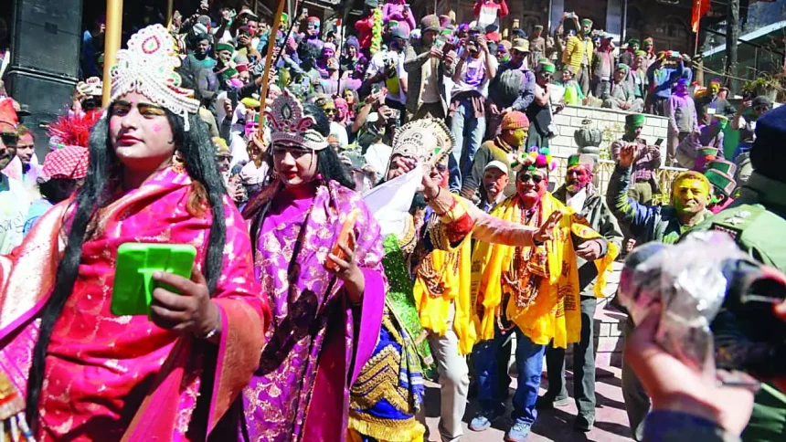 होली पर सांगला में निकाली झांकी, उड़ा गुलाल | Tableau taken out in Sangla on Holi, gulal was thrown | होली पर सांगला में निकाली झांकी, उड़ा गुलाल