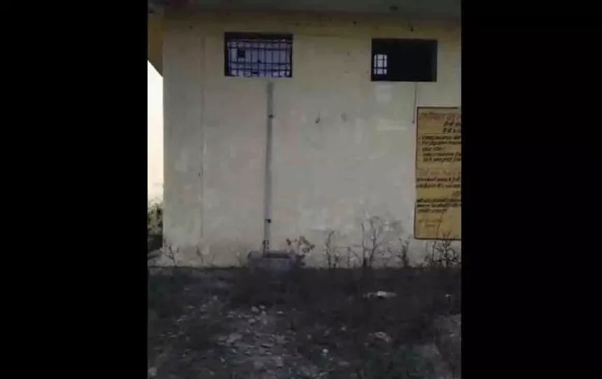 अवैध वसूली का सनसनीखेज आरोप! महिला टॉयलेट में ही CCTV कैमरा लगा दिया, वीडियो वायरल होते ही हड़कंप | Allegations of illegal extortion! CCTV camera installed in women's restroom, video goes viral, sparks uproar | अवैध वसूली का आरोप! महिला टॉयलेट में ही CCTV कैमरा लगा दिया, वीडियो वायरल होते ही हड़कंप