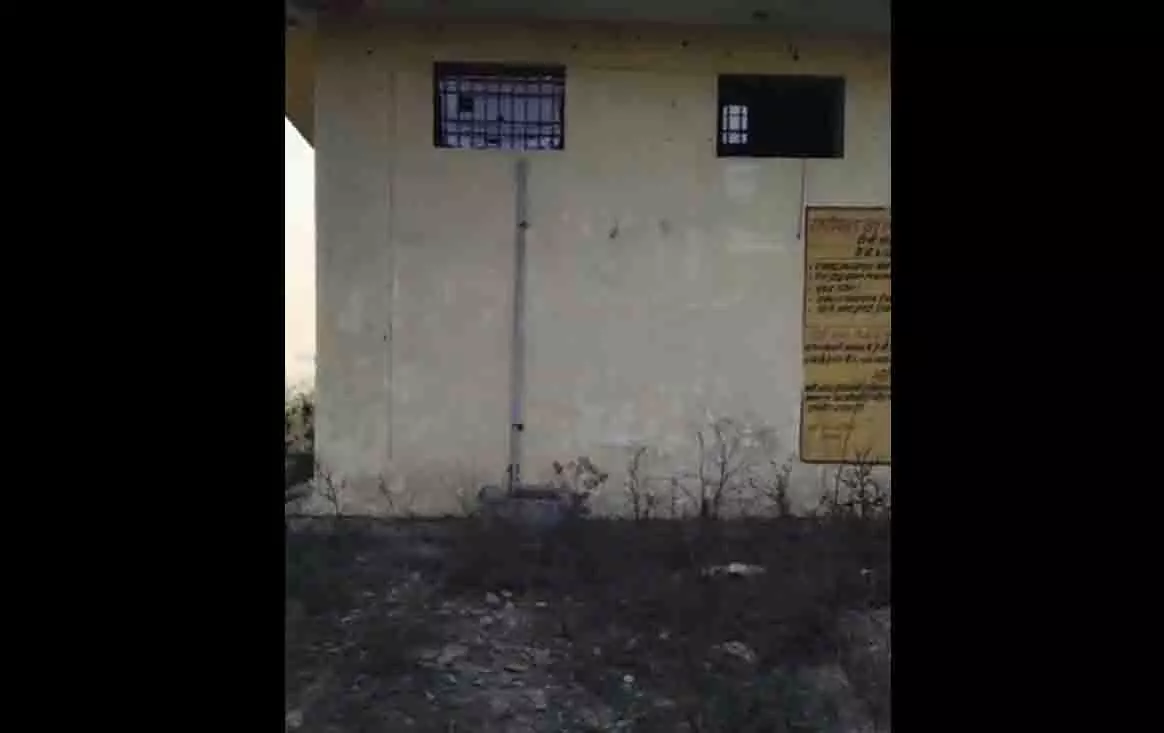 अवैध वसूली का सनसनीखेज आरोप! महिला टॉयलेट में ही CCTV कैमरा लगा दिया, वीडियो वायरल होते ही हड़कंप | Allegations of illegal extortion! CCTV camera installed in women's restroom, video goes viral, sparks uproar | अवैध वसूली का आरोप! महिला टॉयलेट में ही CCTV कैमरा लगा दिया, वीडियो वायरल होते ही हड़कंप