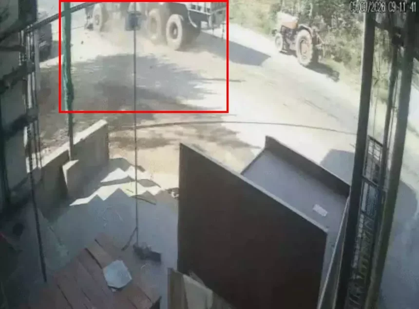 तेज रफ्तार ट्रक ने मोपेड सवार वन चौकीदार को कुचला, 50 मीटर तक घसीटा | A speeding truck crushed a forest guard on a moped and dragged him for 50 metres. | तेज रफ्तार ट्रक ने मोपेड सवार वन चौकीदार को कुचला, 50 मीटर तक घसीटा