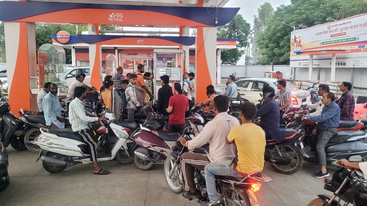 सरकार ने ईधन पर घटा दी एक्साइज ड्यूटी! जानें पेट्रोल-डीजल के दामों में होगी कितनी कटौती | Government Cuts Excise Duty on Fuel Find Out How Much Petrol and Diesel Prices Will Be Reduced middle east...