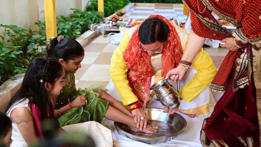 दुर्गा अष्टमी पर कन्या पूजन, मुख्यमंत्री पुष्कर सिंह धामी ने कन्याओं के चरण छूकर लिया आशीर्वाद