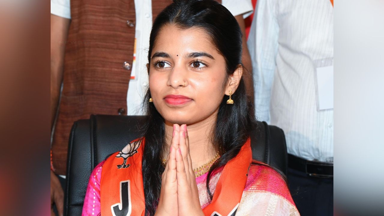 'चुनाव की तारीख घोषित होने के बाद ही क्यों', TMC की घोषणापत्र पर मैथिली ठाकुर का निशान, ममता बनर्जी पर बोला हमला | Maithili Thakur takes slams Mamata Banerjee over TMC...