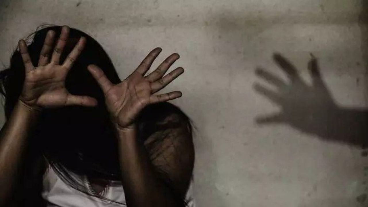 इंसानियत हुई शर्मसार, पत्नी से विवाद के बाद पिता ने नाबालिग बेटी के साथ किया दुष्कर्म; आरोपी फरार | Father Accused absconding Physical harassment minor daughter dispute with wife Khargone...