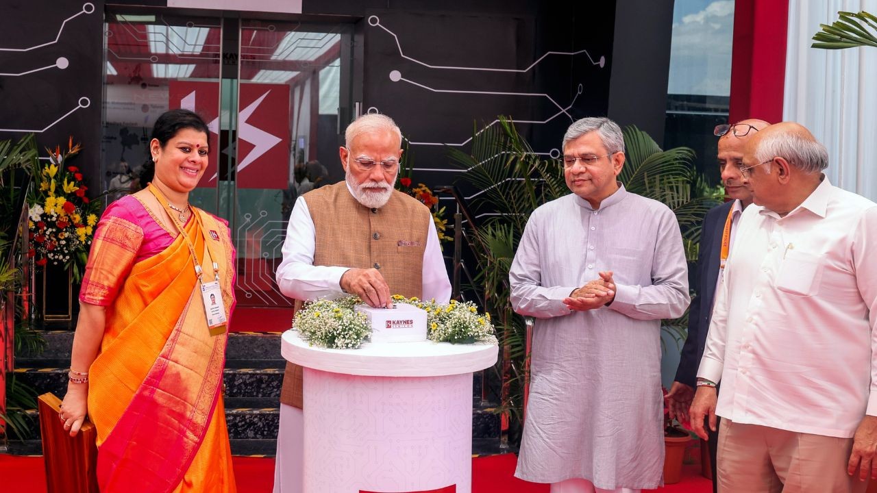 भारत बना चिप पावरहाउस! PM मोदी ने ₹3,300 करोड़ के मेगा सेमीकंडक्टर प्लांट का किया उद्घाटन, रोज बनेगी 63 लाख...