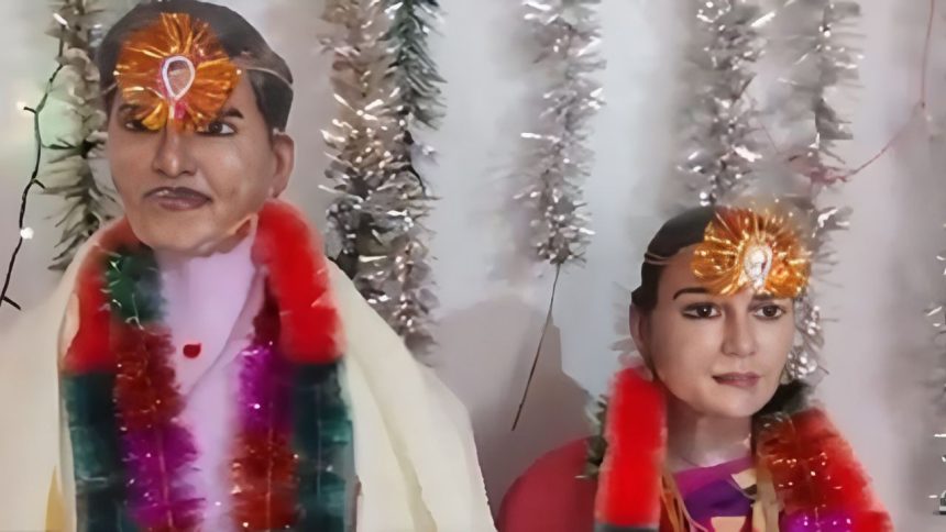 22 साल पहले प्रेम में हारकर जोड़े ने कर ली थी खुदकुशी, अब बेटे की अधूरी शादी को पूरा कर रहे मां-बाप | after son and his girlfriend death the parents have been fulfilling their unfinished marriage...