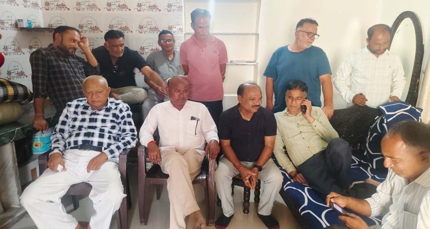 જુનાડીસામાં રાજકીય બગાવત: 'આયાતી નહીં, સ્થાનિક જોઈએ' - ઉમેદવાર મામલે ઉગ્ર...