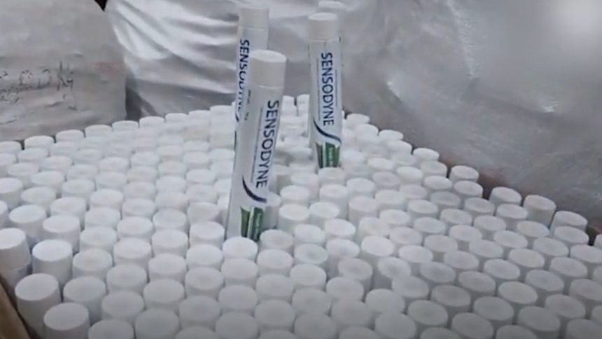 दिल्ली की फैक्ट्री में बन रहा था नकली Sensodyne टूथपेस्ट, 130 किलो पेस्ट और हजारों नकली ट्यूब बरामद | Fake Sensodyne Toothpaste Racket Busted in Delhi video...