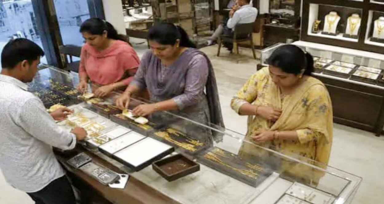 પાટણમાં &lsquo;ગઠિયા&rsquo; ગિરાક: દેવિકા ગોલ્ડ પેલેસમાંથી ત્રણ મહિલાઓ સોનાની કડીઓ ચોરી...