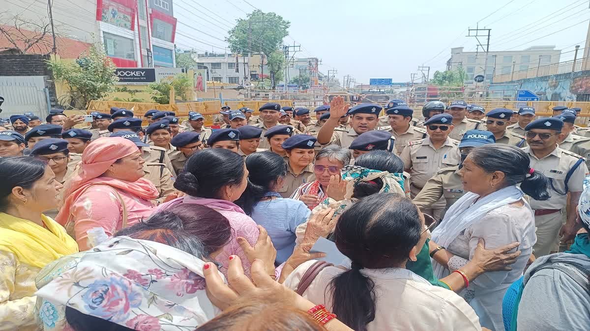 विधानसभा में महिला आरक्षण पर बहस, बाहर अंकिता को न्याय की मांग पर गरजा जनाक्रोश