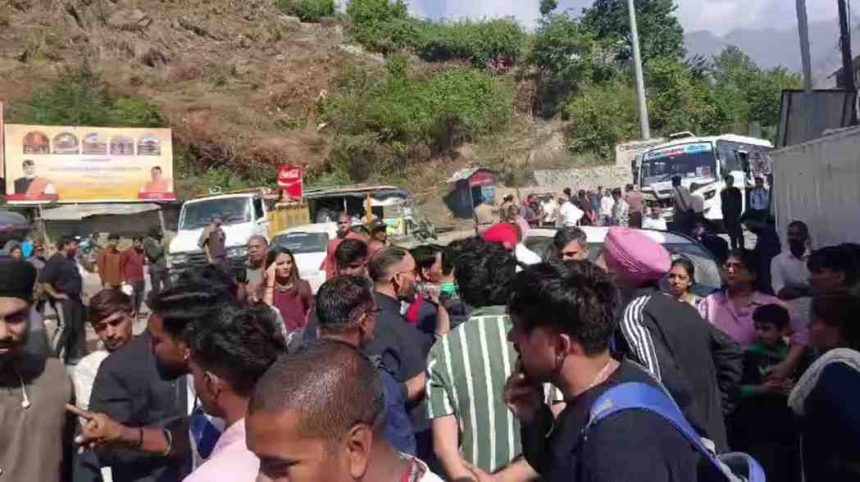 चारधाम यात्रा के बीच चमोली में पेट्रोल-डीजल संकट ? ज्योतिर्मठ में यात्रियों का हंगामा !