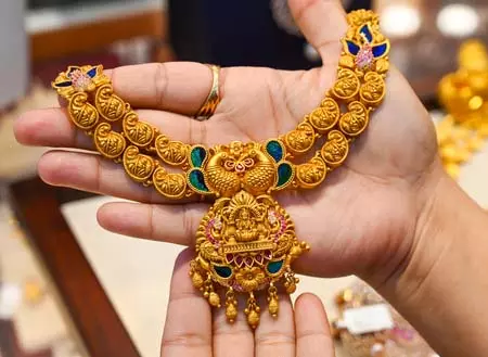 मध्य पूर्व में तनाव के बीच सोने और चांदी में सीमित दायरे में कारोबार
