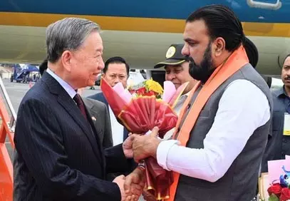 बिहार पहुंचे वियतनाम के राष्ट्रपति टो लाम, CM सम्राट चौधरी ने किया स्वागत | Vietnam's President To Lam arrives in Bihar, CM Samrat Chaudhary welcomes him |  बिहार पहुंचे वियतनाम के राष्ट्रपति टो लाम, CM सम्राट चौधरी ने किया स्वागत