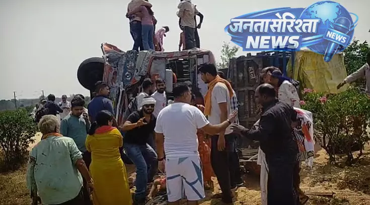Jabalpur : बड़ा सड़क हादसा, ट्रैक्टर और बस की टक्कर में 39 यात्री घायल | Jabalpur: Major road accident, 39 passengers injured in collision between tractor and bus | Jabalpur : बड़ा सड़क हादसा, ट्रैक्टर और बस की टक्कर में 39 यात्री घायल