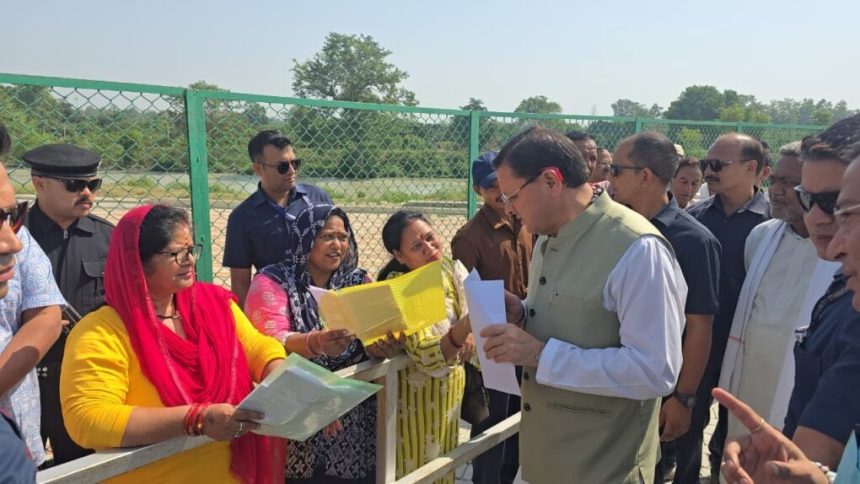 खटीमा में मुख्यमंत्री पुष्कर सिंह धामी ने लोहियाहेड हेलीपैड पर सुनी जनसमस्याएं, दिए त्वरित समाधान के निर्देश