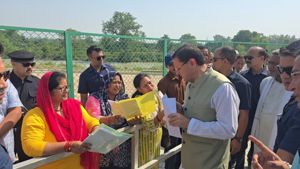 खटीमा में मुख्यमंत्री पुष्कर सिंह धामी ने लोहियाहेड हेलीपैड पर सुनी जनसमस्याएं, दिए त्वरित समाधान के निर्देश