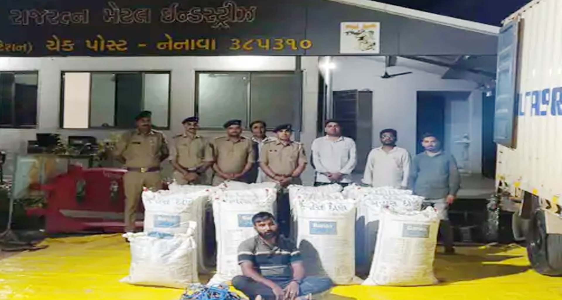 નેનાવા ચેકપોસ્ટ પર કડક ચેકિંગ: ૩૯૩ કિલો પોષડોડાના જથ્થા સાથે એક શખ્સની...