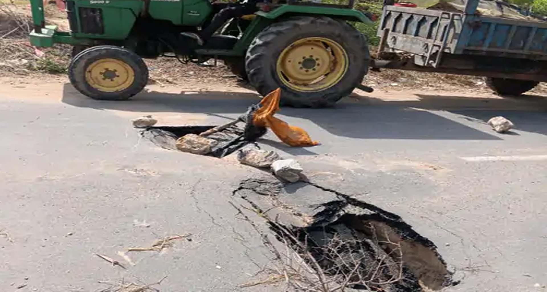 ઓગડના કાકર-પાદેડી રોડ પર મસમોટો ભુવો પડ્યો, વાહનચાલકો ભારે...