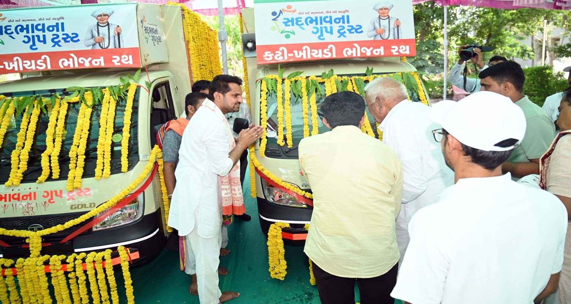 સદભાવના ટ્રસ્ટની અનોખી પહેલ : ડીસા અને સિદ્ધપુર માટે નવા ભોજન રથ શરૂ...