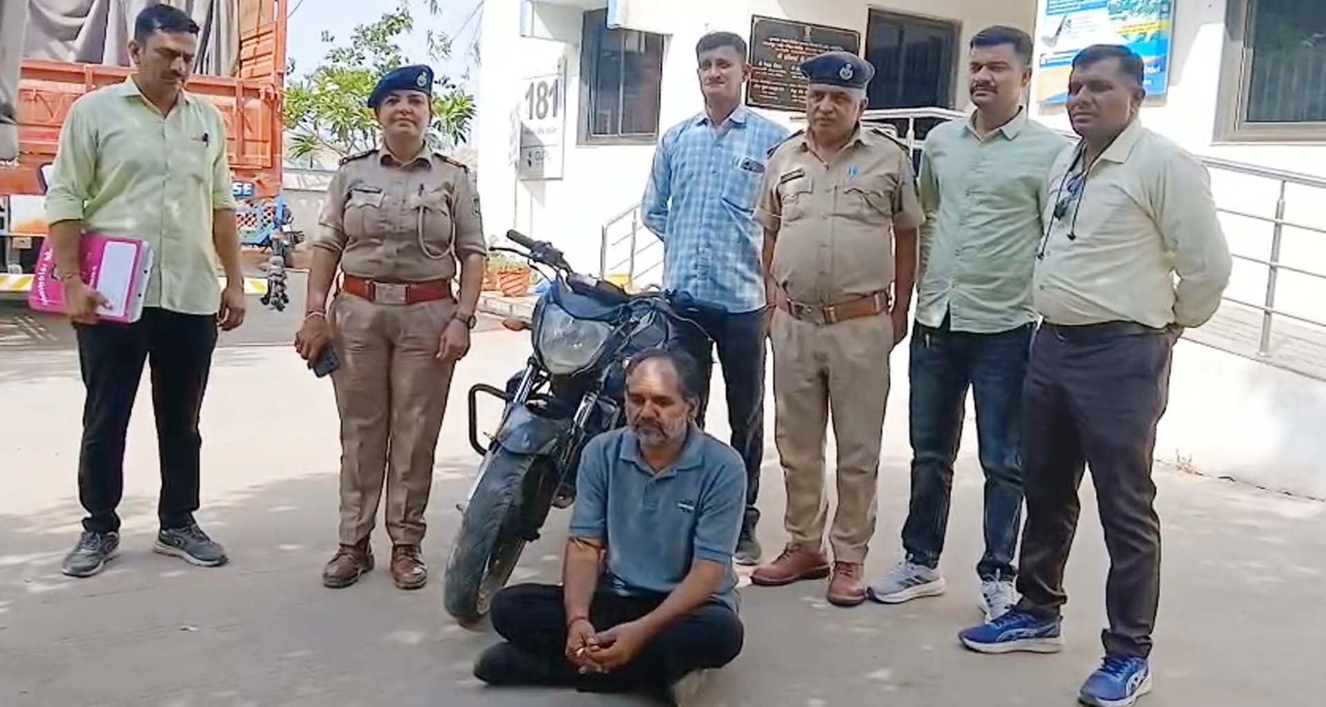 પાલનપુર પોલીસને સફળતા: શૉ-રૂમમાં થયેલી ચોરીનો ભેદ ઉકેલાયો, ₹99,500ના મુદ્દામાલ સાથે એક આરોપી...
