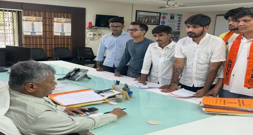 યુનિવર્સિટીમાં હોબાળો : સેલ્ફ ફાઇનાન્સ કોર્સની ફીમાં વધારો થતા ABVP...