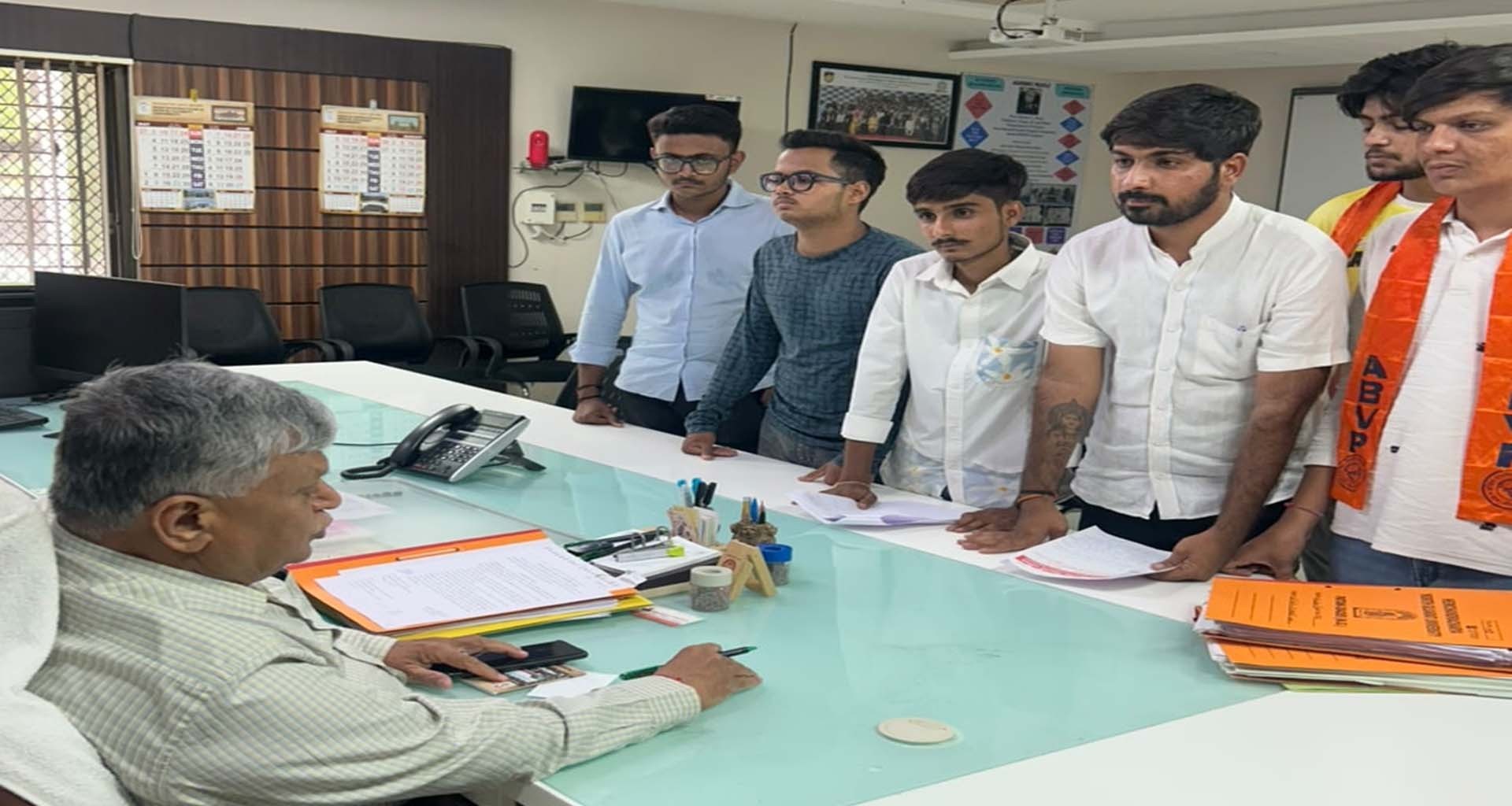 યુનિવર્સિટીમાં હોબાળો : સેલ્ફ ફાઇનાન્સ કોર્સની ફીમાં વધારો થતા ABVP...