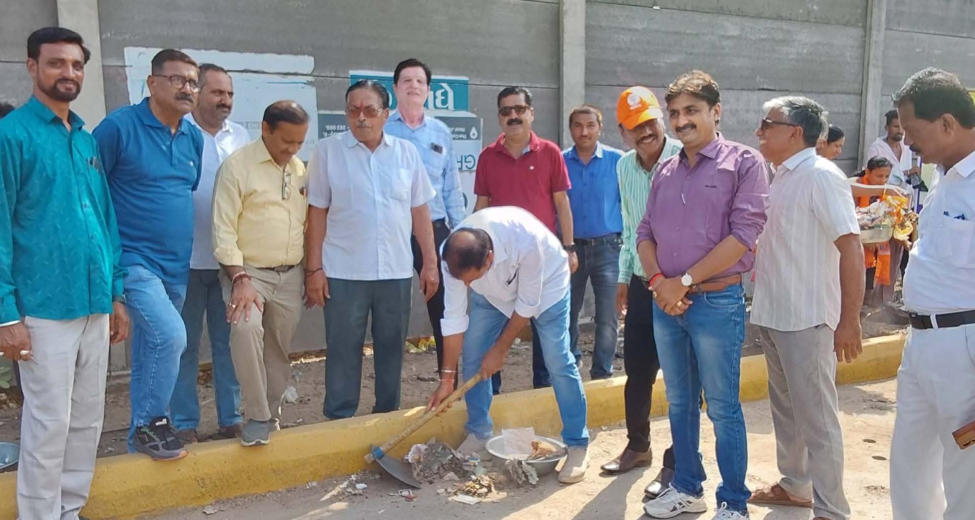 હિંમતનગર નગરપાલિકાના વૉડ-૧ માંથી સફાઈ ઝુંબેશનો પ્રારંભ...