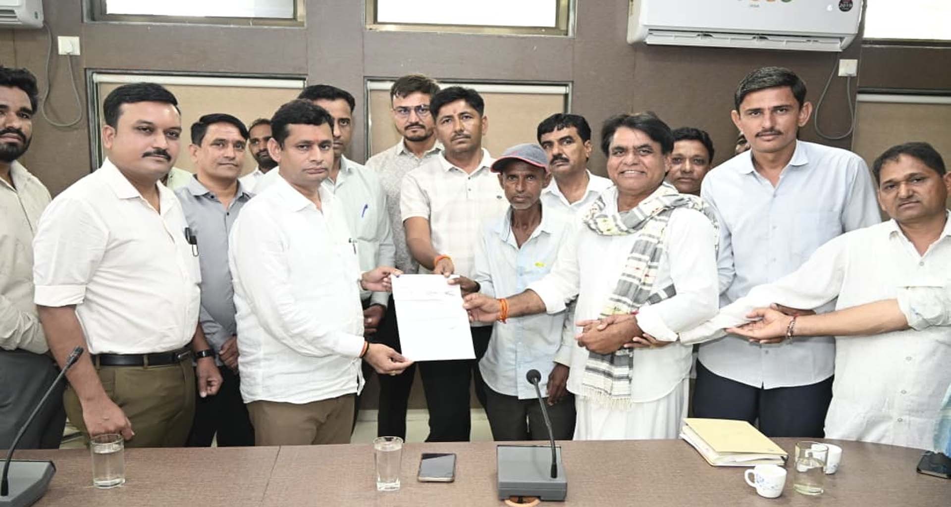 ભાભર તાલુકાના તનવાડ ગામે વાવાઝોડામાં મૃત્યુ પામેલ મહિલાના પરિવારને રૂ. 4 લાખની સહાય...