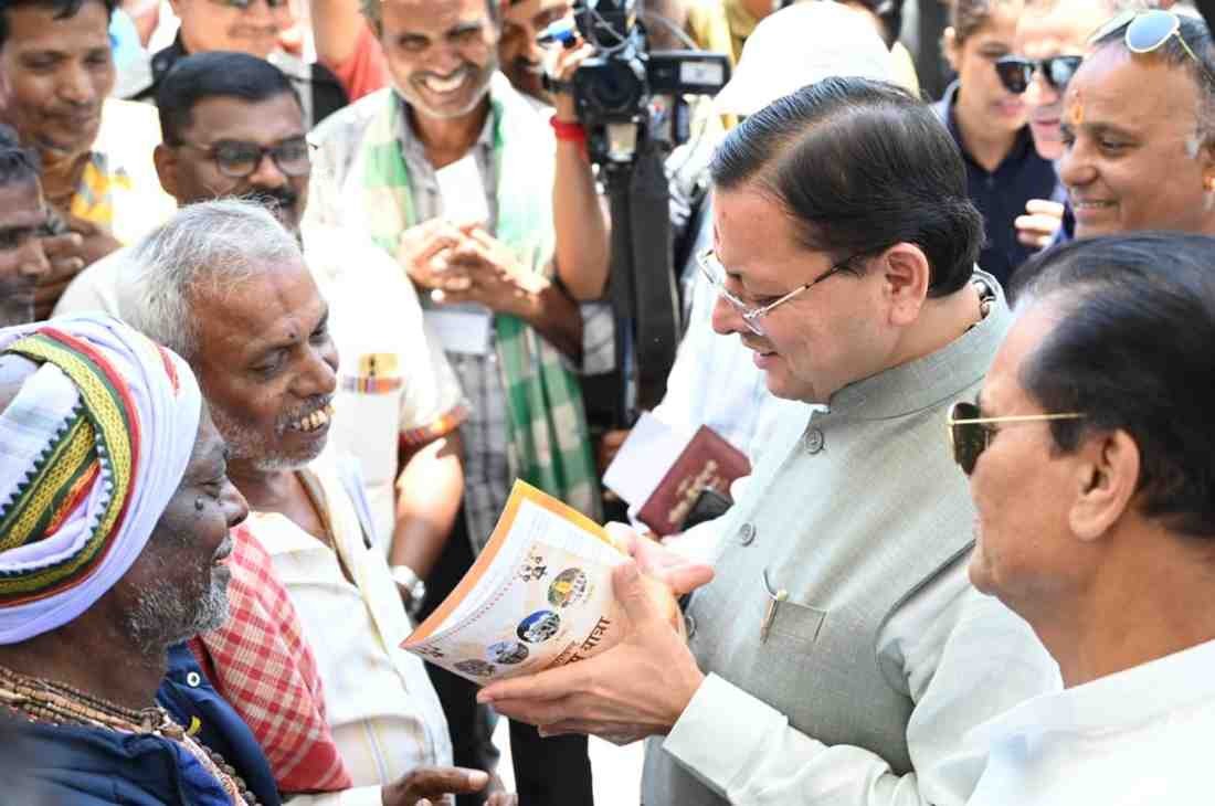 चारधाम यात्रा व्यवस्थाओं का सीएम धामी ने लिया जायजा, ऋषिकेश ट्रांजिट कैंप का  किया औचक निरीक्षण