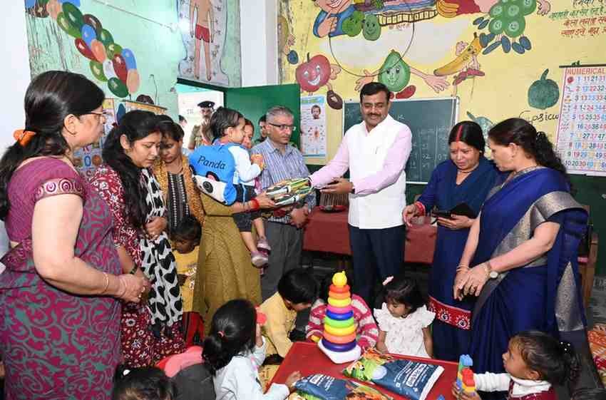 टिहरी दौरे पर मुख्य सचिव :  स्कूल-आंगनबाड़ी से लेकर खेल सुविधाओं तक परखी जमीनी हकीकत