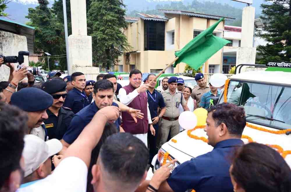 भीमताल की सफाई व्यवस्था को मिली नई रफ्तार, सीएम धामी ने हरी झंडी दिखाकर रवाना किए 5 कूड़ा वाहन