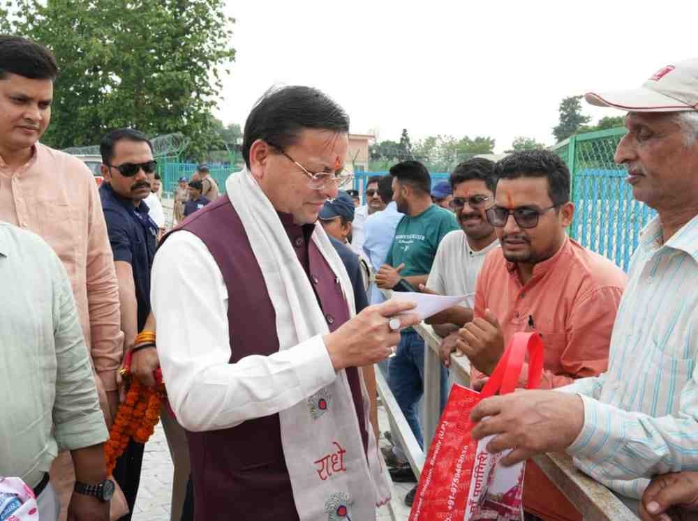 खटीमा लोहियाहेड हेलीपैड पर सीएम धामी ने सुनीं जनसमस्याएं,  अधिकारियों को दिए त्वरित समाधान के निर्देश