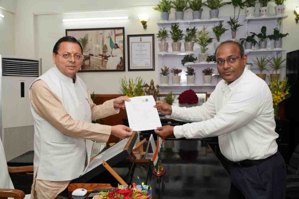 उत्तराखंड में SIR शुरू, सीएम धामी को सौंपा गया गणना फॉर्म