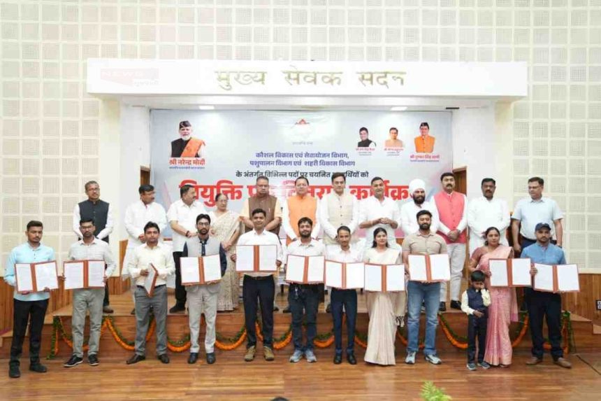 221 युवाओं को मिले नियुक्ति पत्र, सीएम धामी बोले- पारदर्शी भर्ती प्रक्रिया से बदली उत्तराखंड की तस्वीर
