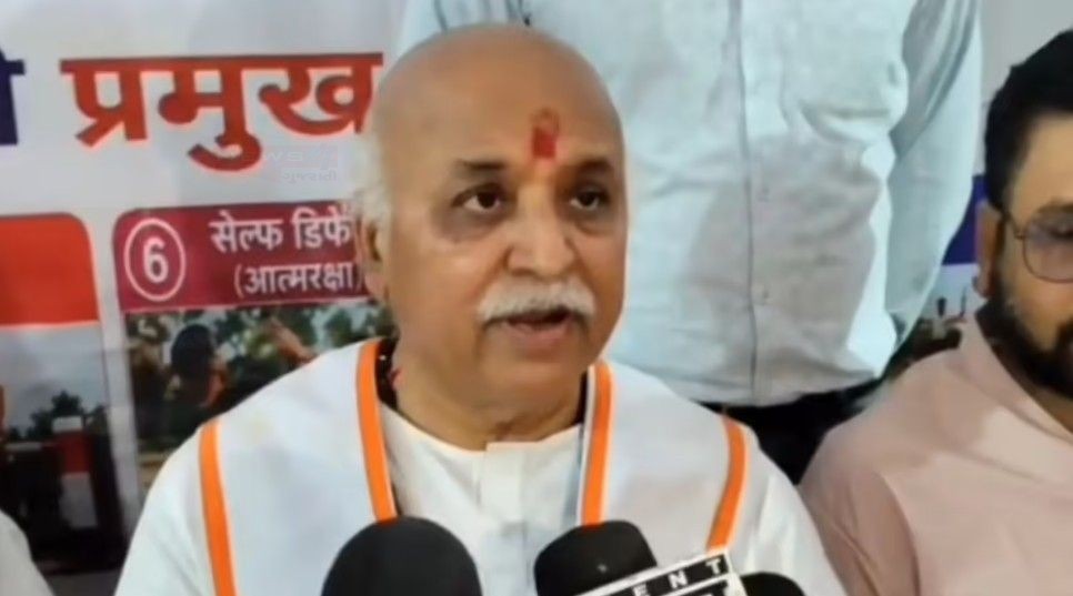 पीएम मोदी के 12 साल पूरे होने पर प्रवीण तोगड़िया ने दी बधाई, यूसीसी के लिए सीएम धामी की सराहना